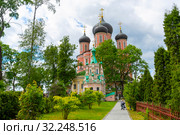 Соборный храм в честь иконы Богородицы, именуемой Донской (Большой собор). Храм преподобного Иоанна Лествичника. Донской монастырь. Москва (2019 год). Редакционное фото, фотограф Александр Щепин / Фотобанк Лори