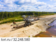 Old rusty multi bucket excavator, giant stacker, absetzer in sandy career. Стоковое фото, фотограф Mikhail Starodubov / Фотобанк Лори