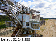Old rusty multi bucket excavator, giant stacker, absetzer in sandy career. Стоковое фото, фотограф Mikhail Starodubov / Фотобанк Лори