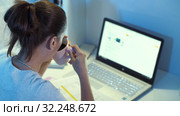 Woman works at the laptop at evening. Стоковое видео, видеограф Илья Шаматура / Фотобанк Лори