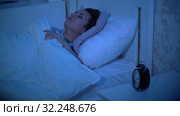 Woman with insomnia in bed. Стоковое видео, видеограф Илья Шаматура / Фотобанк Лори