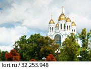 Купола храма Христа Спасителя. Солнечный день ранней осенью. Калининград. Россия (2019 год). Стоковое фото, фотограф E. O. / Фотобанк Лори