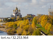 Осень в городе. Вид на город Архангельск. Михайло-Архангельский собор. Россия, Архангельская область (2019 год). Стоковое фото, фотограф Яковлев Сергей / Фотобанк Лори
