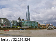 Корабль-музей Белфаст (HMS Belfast) и небоскрёб The Shard («Осколок стекла» или просто «Осколок»).  Лондон. Великобритания (2019 год). Редакционное фото, фотограф Сергей Афанасьев / Фотобанк Лори