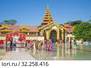 Традиционная утренная уборка в Пагоде тысячи офицеров (Botataung Pagoda). Янгон, Бирма (Мьянма) (2016 год). Редакционное фото, фотограф Виктор Карасев / Фотобанк Лори
