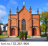 Finlayson Church, church built in Gothic Revival style located in Finlayson industrial area in Tampere, Finland. It was built in 1879 as church of Finlayson cotton factory, where factory workers could practice religion (2019 год). Стоковое фото, фотограф Валерия Попова / Фотобанк Лори