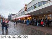 Long queue from people who want to get on the Amos Rex exhibition. It is an art museum dedicated to Amos Anderson located in Lasipalatsi, Mannerheimintie, Helsinki, Finland (2018 год). Редакционное фото, фотограф Кекяляйнен Андрей / Фотобанк Лори