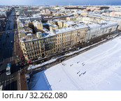 Aerial view at the Fontanka river embankment and Nevsky avenue near the Anichkov Bridge at winter season. Saint-Petersburg, Russia (2017 год). Редакционное фото, фотограф Кекяляйнен Андрей / Фотобанк Лори