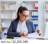 Businesswoman working in the office at desk. Стоковое фото, фотограф Elnur / Фотобанк Лори