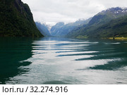 Горное озеро в Норвегии, волны и блики на воде (2013 год). Стоковое фото, фотограф Солодовникова Елена / Фотобанк Лори