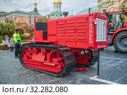 Старый советский гусеничный дизельный трактор «Сталинец». Традиционный ежегодный московский гастрономический фестиваль «Золотая осень-2019». Москва, Красная площадь. Россия. Редакционное фото, фотограф Владимир Сергеев / Фотобанк Лори
