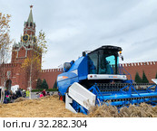 Зерноуборочный комбайн «Агромаш 3000» среди пшеничных колосьев на фоне Спасской башни Кремля. Московский фестиваль «Золотая осень». Москва, Россия (2019 год). Редакционное фото, фотограф Овчинникова Ирина / Фотобанк Лори
