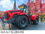 Новый российский колесный дизельный трактор «Кировец» на брусчатке Красной площади у Кремлевской стены на фоне Исторического музея. Традиционный ежегодный московский гастрономический фестиваль «Золотая осень-2019». Москва, Россия. Редакционное фото, фотограф Владимир Сергеев / Фотобанк Лори