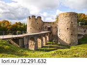 Ancient Koporye fortress in autumn sunny day, Leningrad region, Russia (2019 год). Стоковое фото, фотограф Юлия Бабкина / Фотобанк Лори