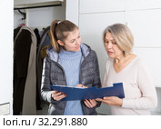 Female caseworker conducting survey. Стоковое фото, фотограф Яков Филимонов / Фотобанк Лори