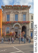 Merchant's Arch Bar & Restaurant. Набережная реки Лиффи - Aston Quay. Дублин. Ирландия (2019 год). Редакционное фото, фотограф Сергей Афанасьев / Фотобанк Лори