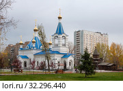 Москва. Храм святой равноапостольной великой княгини Ольги и Ольгинская часовня (деревянный храм в честь священномученика Иоанна Восторгова) в Останкине. Новомосковская улица, 4 (2019 год). Редакционное фото, фотограф Наталья Николаева / Фотобанк Лори