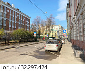 Москва. Автомобили припаркованы рядом с Французской школой 1225 в Лялином переулке (2019 год). Редакционное фото, фотограф Овчинникова Ирина / Фотобанк Лори