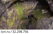Карстовая пещера Кутук-Сумган. Спуск спелеологов в пещеру. Sumgan-Kutuk karst cave. Descent cavers in the cave. Aerial view. Стоковое видео, видеограф Евгений Романов / Фотобанк Лори