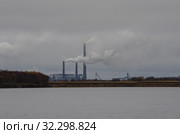 Дымящие трубы над лесом. Экология и загрязнение воздуха. Стоковое фото, фотограф Яковлев Сергей / Фотобанк Лори