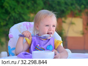 Маленькая девочка сама есть йогурт и испачкалась. Стоковое фото, фотограф Арестов Андрей Павлович / Фотобанк Лори