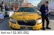 Автомобиль такси "Ситимобил", попавший в аварию в Москве (2019 год). Редакционное фото, фотограф Кузнецов Максим / Фотобанк Лори