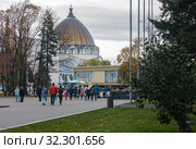 Москва, ВДНХ, осенний день. Вид на купол павильона "Космос" (№ 34) со стороны павильона № 57 (Исторический парк "Россия  - моя история") (2019 год). Редакционное фото, фотограф Наталья Николаева / Фотобанк Лори