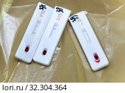 Тест ИХА-ВИЧ 1/2-Фактор на экспресс выявление специфических антител к вирусу иммунодефицита человека 1-го и 2-го типов в сыворотке (плазме) крови или в цельной крови (2019 год). Редакционное фото, фотограф А. А. Пирагис / Фотобанк Лори