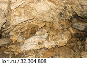 Карстовая пещера Зигзаг. Натёки кальцита на потолке пещеры. Zigzag karst cave. Incrustations of calcite on the cave ceiling. Стоковое фото, фотограф Евгений Романов / Фотобанк Лори