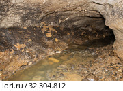 Карстовая пещера Зигзаг. Натёки кальцита и подземная река Кутук. Zigzag karst cave. Incrustations of calcite and underground river on the cave. Стоковое фото, фотограф Евгений Романов / Фотобанк Лори