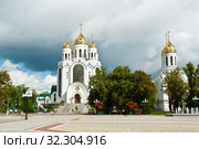 Храм Христа Спасителя и часовня Петра и Февронии. Ранняя осень. Площадь Победы. Город Калининград. Россия (2019 год). Редакционное фото, фотограф E. O. / Фотобанк Лори