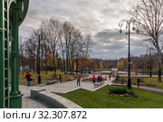 Московский городской парк "Останкино". Вид на Останкинский пруд осенью (2019 год). Редакционное фото, фотограф Наталья Николаева / Фотобанк Лори