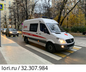 Автомобиль Скарой помощи едет на вызов стоит на пешеходном переходе (2019 год). Редакционное фото, фотограф Кузнецов Максим / Фотобанк Лори
