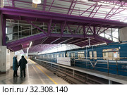 Люди стоят возле перехода над рельсами на станции метро "Шушары" Фрунзенско-Приморской линии. Санкт-Петербург (2019 год). Редакционное фото, фотограф Румянцева Наталия / Фотобанк Лори