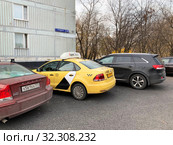 Москва. Парковка такси во дворе жилого дома 12 на улице Кетчерская (2019 год). Редакционное фото, фотограф Овчинникова Ирина / Фотобанк Лори