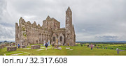 Скала Кашел (Rock of Cashel), или Скала Св. Патрика — полуразрушенный замок XII—XIII веков. Кашел. Графство Южный Типперэри. Ирландия (2019 год). Редакционное фото, фотограф Сергей Афанасьев / Фотобанк Лори