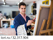 Male artist drawing in studio. Стоковое фото, фотограф Яков Филимонов / Фотобанк Лори