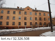Трехэтажный жилой дом. Улица Дарвина, 17а. Город Калуга. Калужская область. Россия (2011 год). Стоковое фото, фотограф lana1501 / Фотобанк Лори