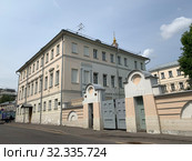 Главный дом городской усадьбы К.И. Доброхотова летом, построен в 1782 г. Москва, Гороховский переулок, дом 3 (2019 год). Стоковое фото, фотограф Овчинникова Ирина / Фотобанк Лори