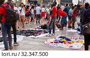 Sale of counterfeit products on La Rambla, Barcelona (2019 год). Редакционное фото, фотограф Яков Филимонов / Фотобанк Лори