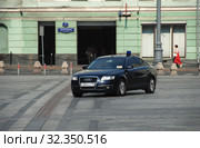 Черный автомобиль со спецсигналом на дороге. Сапожковая (Сапожковская) площадь. Город Москва. Россия (2010 год). Редакционное фото, фотограф lana1501 / Фотобанк Лори