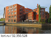 Name Kehrasaari (Spindle Island) comes from wool-spinning factory whose buildings this shopping and business centre now occupies. Autumn. Tampere, Finland (2019 год). Редакционное фото, фотограф Валерия Попова / Фотобанк Лори