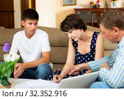 Mother and teen son with bank employee at home. Стоковое фото, фотограф Яков Филимонов / Фотобанк Лори