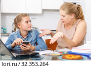 Mother is outraged that daughter use phone. Стоковое фото, фотограф Яков Филимонов / Фотобанк Лори