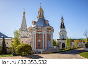 Троице-Сергиева лавра, церковь Зосимы и Савватия при больничных палатах, церковь Смоленской иконы Божией Матери и Каличья проездная башня монастырской стены (2018 год). Стоковое фото, фотограф Юлия Бабкина / Фотобанк Лори