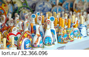 Russia, Samara, July 2019: Russian souvenirs stand on shelves at an exhibition for sale. Text in Russian: plate diameter. Редакционное фото, фотограф Акиньшин Владимир / Фотобанк Лори