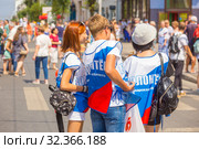 Russia, Samara, July 2019: Volunteers at the "Fair of Tastes" festival. Text in Russian: Volunteer Samara Region. Редакционное фото, фотограф Акиньшин Владимир / Фотобанк Лори