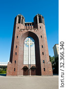 Крестовоздвиженский собор (Кирха креста, Кройцкирха; Kreuzkirche) в безоблачный день. Город Калининград. Россия (2019 год). Редакционное фото, фотограф E. O. / Фотобанк Лори