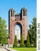 Крестовоздвиженский собор (Кирха креста, Кройцкирха; Kreuzkirche) в солнечный день ранней осенью. Калининград. Россия (2019 год). Редакционное фото, фотограф E. O. / Фотобанк Лори