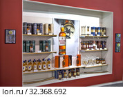 Винокурня Tullibardine. Деревня Блэкфорд. Шотландия. Великобритания (2019 год). Редакционное фото, фотограф Сергей Афанасьев / Фотобанк Лори